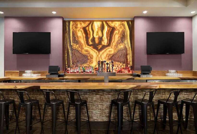 فندق Hilton Fort Wayne At The Grand Wayne Convention Center