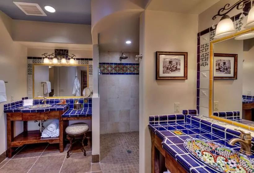 Hacienda Del Sol Guest Ranch Resort