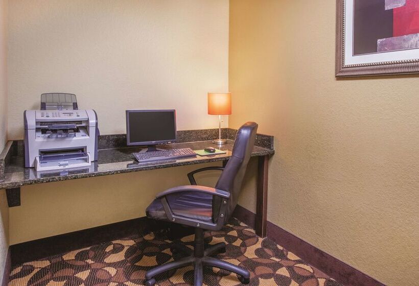 فندق Majestica Inn And Suites