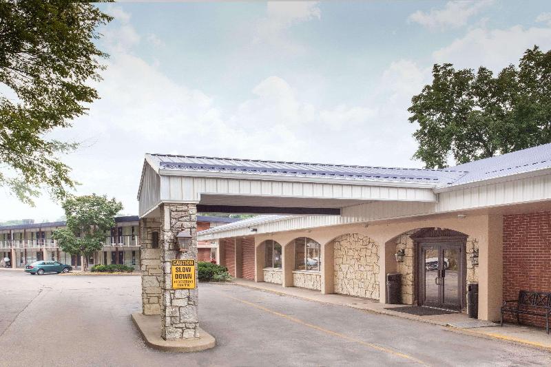 هتل Days Inn By Wyndham Dubuque