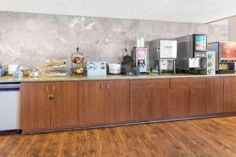 هتل Days Inn By Wyndham Dubuque