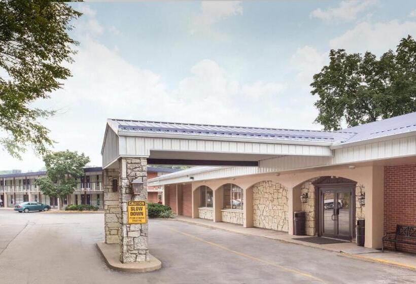 هتل Days Inn By Wyndham Dubuque