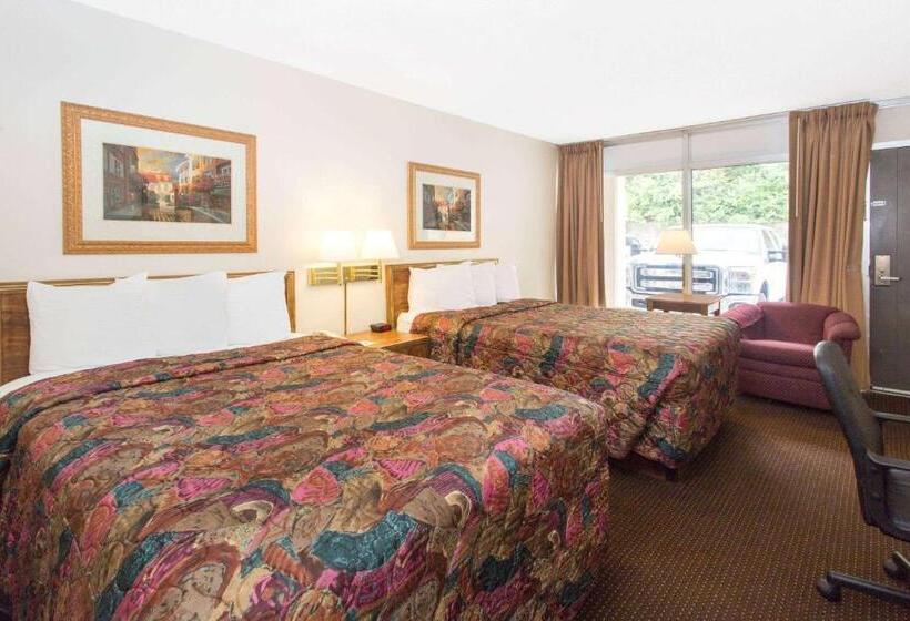 هتل Days Inn By Wyndham Dubuque