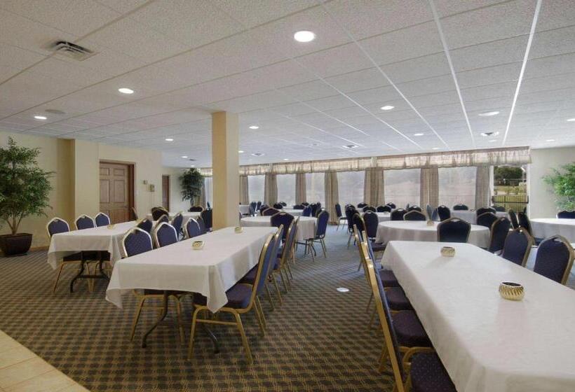 هتل Days Inn By Wyndham Dubuque