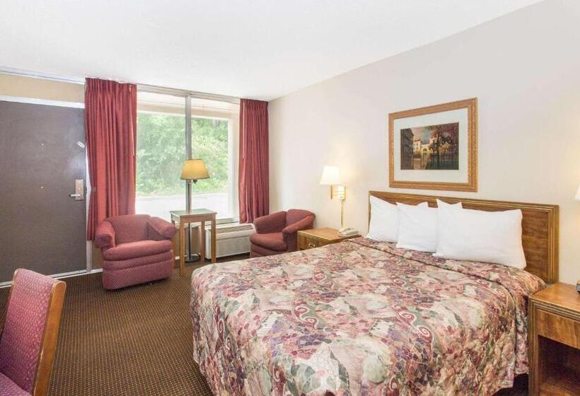 هتل Days Inn By Wyndham Dubuque