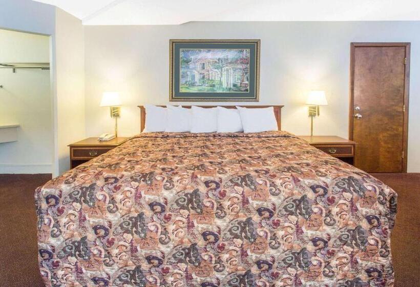 هتل Days Inn By Wyndham Dubuque