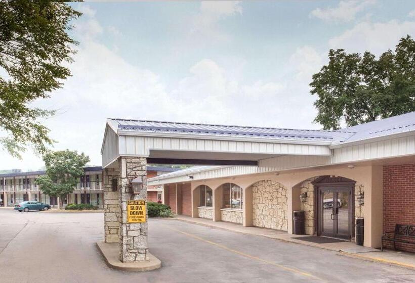 هتل Days Inn By Wyndham Dubuque