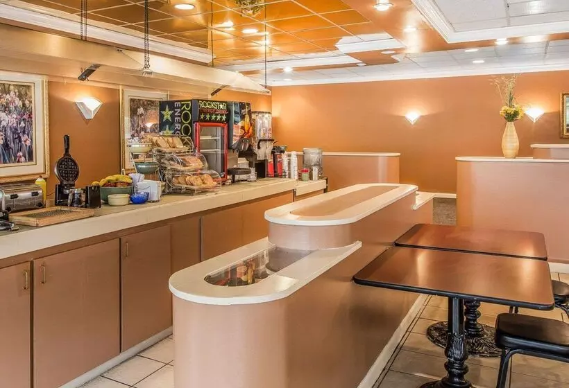 Отель Econo Lodge