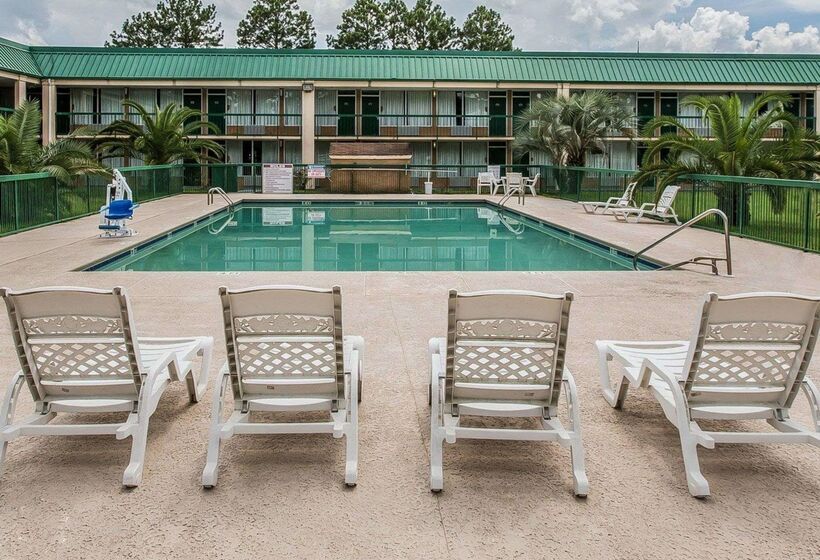 בית מלון כפרי Econo Lodge