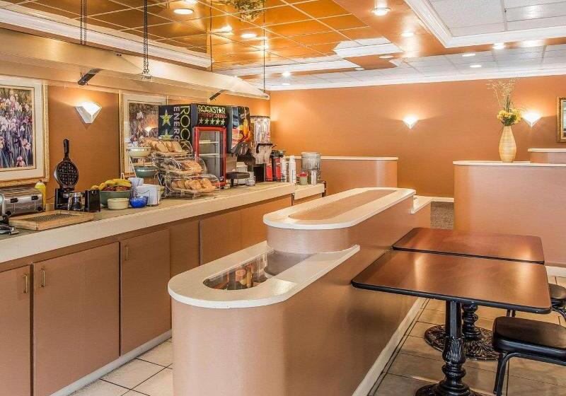 בית מלון כפרי Econo Lodge