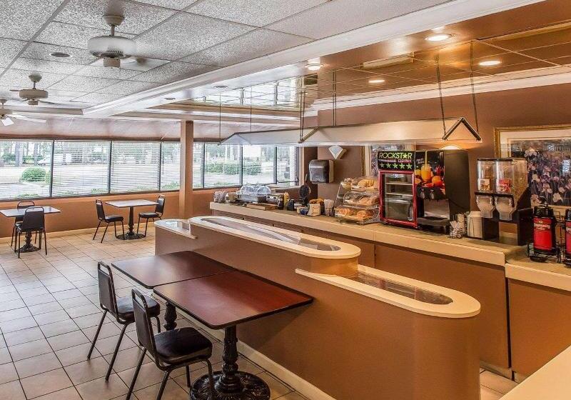 בית מלון כפרי Econo Lodge