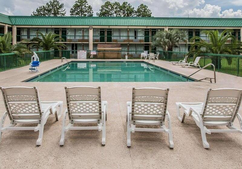 בית מלון כפרי Econo Lodge