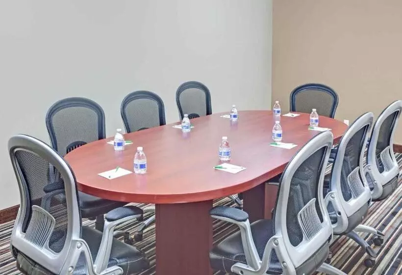 בית מלון כפרי Wyndham Garden Charlotte Airport Southeast