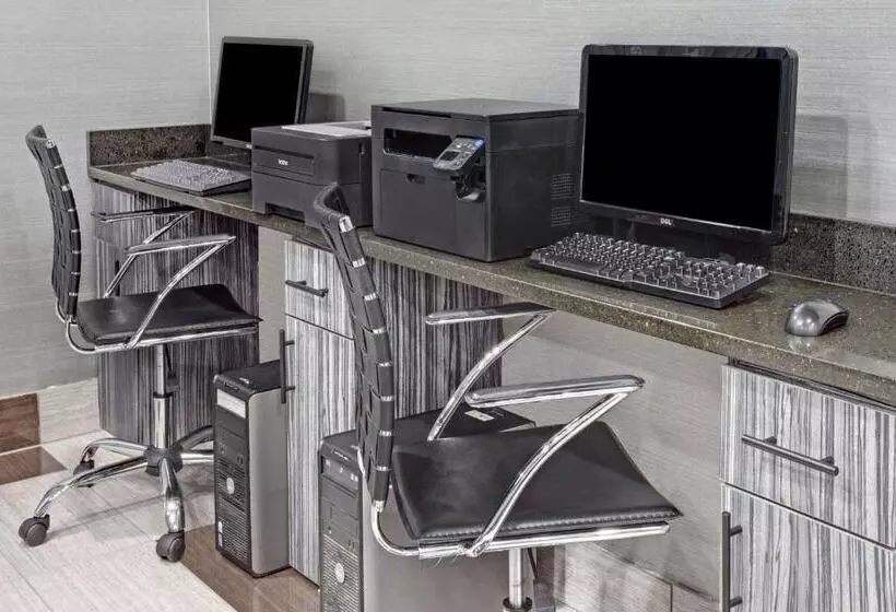 בית מלון כפרי Wyndham Garden Charlotte Airport Southeast