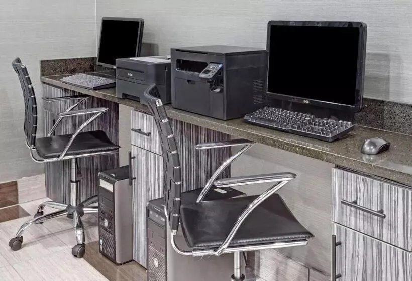 בית מלון כפרי Wyndham Garden Charlotte Airport Southeast