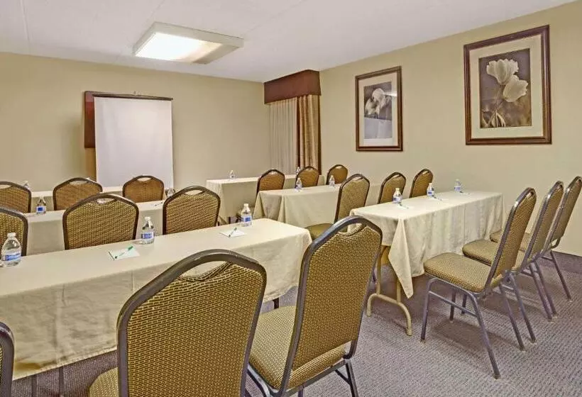 בית מלון כפרי Wyndham Garden Charlotte Airport Southeast