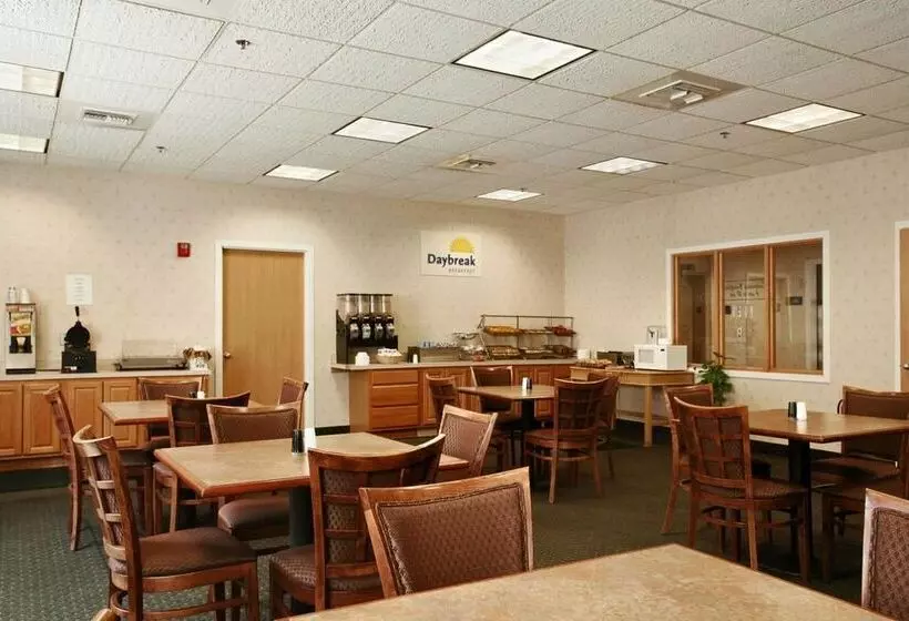 Отель Days  & Conference Center By Wyndham Methuen Ma