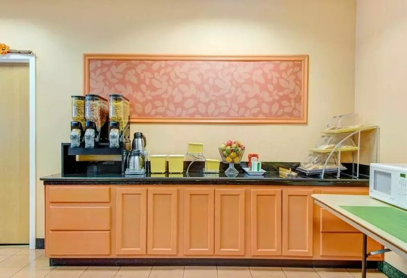 Отель Days  & Conference Center By Wyndham Methuen Ma