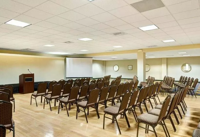 Отель Days  & Conference Center By Wyndham Methuen Ma