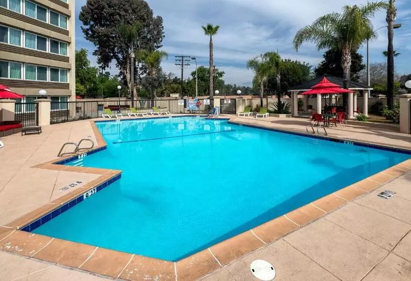 Отель Holiday Inn West Covina, An Ihg