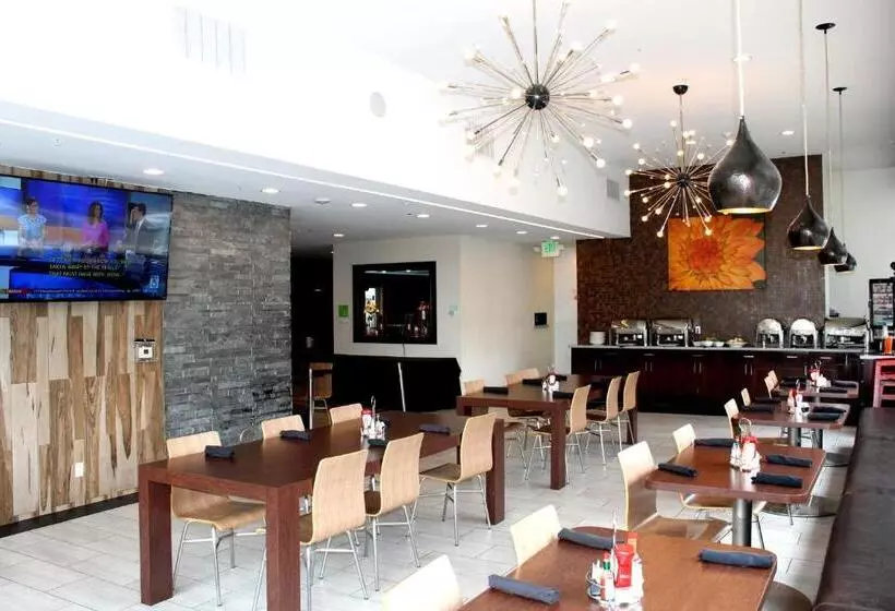 Отель Holiday Inn West Covina, An Ihg