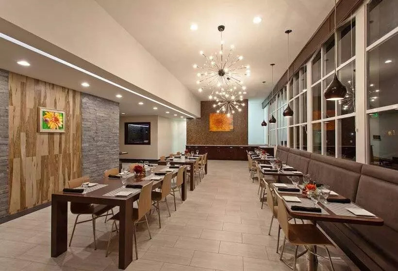 Отель Holiday Inn West Covina, An Ihg