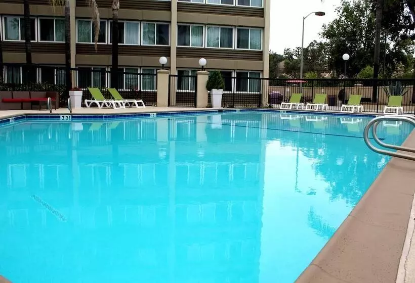 Отель Holiday Inn West Covina, An Ihg
