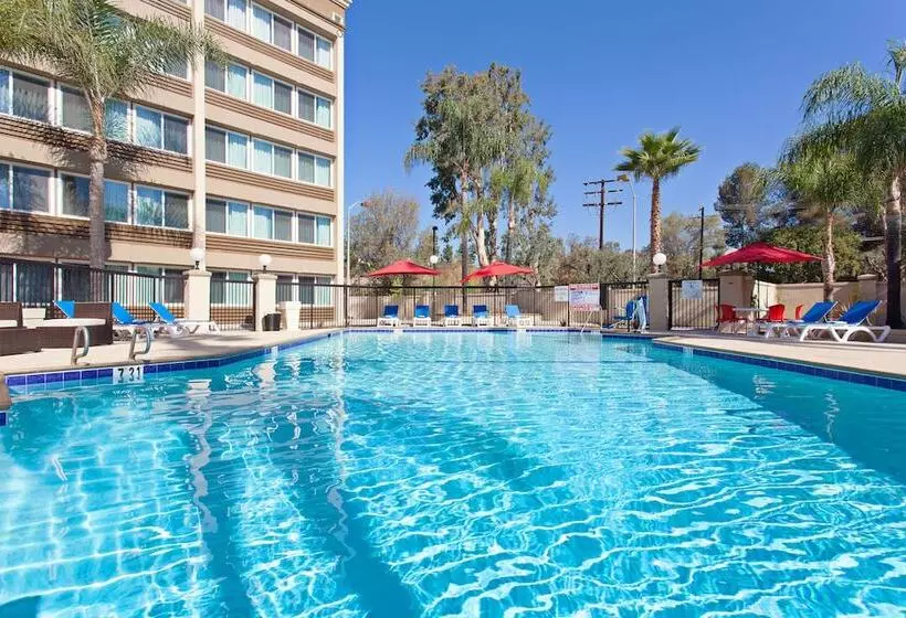 Отель Holiday Inn West Covina, An Ihg