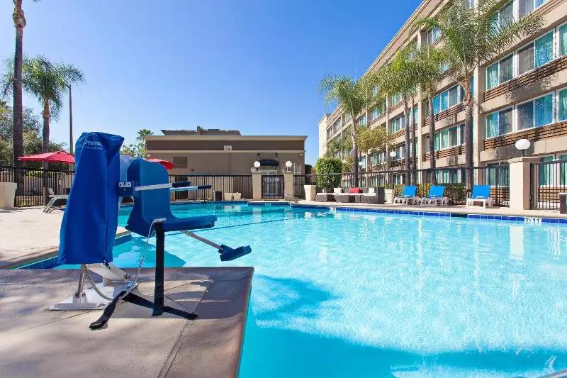 Отель Holiday Inn West Covina, An Ihg