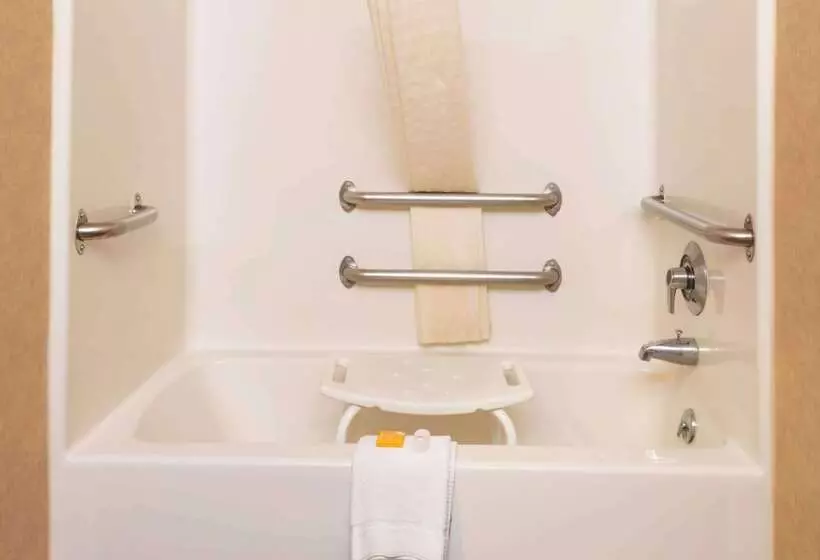 فندق La Quinta Inn By Wyndham Buffalo Airport