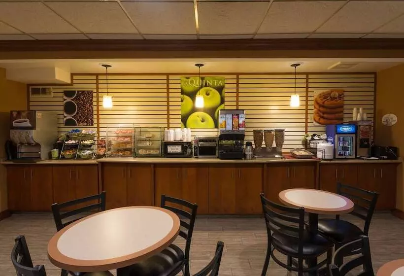 فندق La Quinta Inn By Wyndham Buffalo Airport