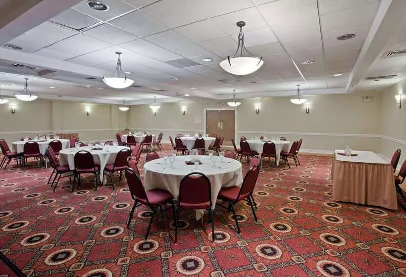 فندق La Quinta Inn & Suites By Wyndham Downtown Conference Center