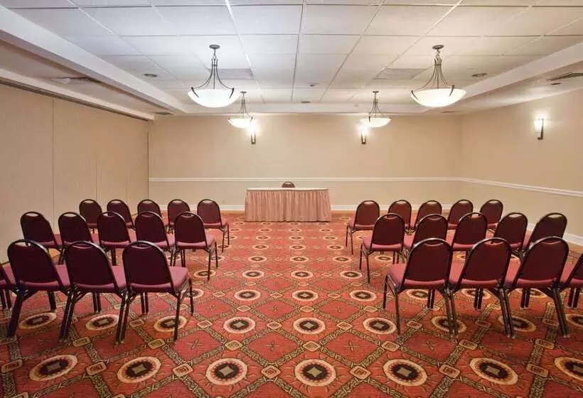 فندق La Quinta Inn & Suites By Wyndham Downtown Conference Center