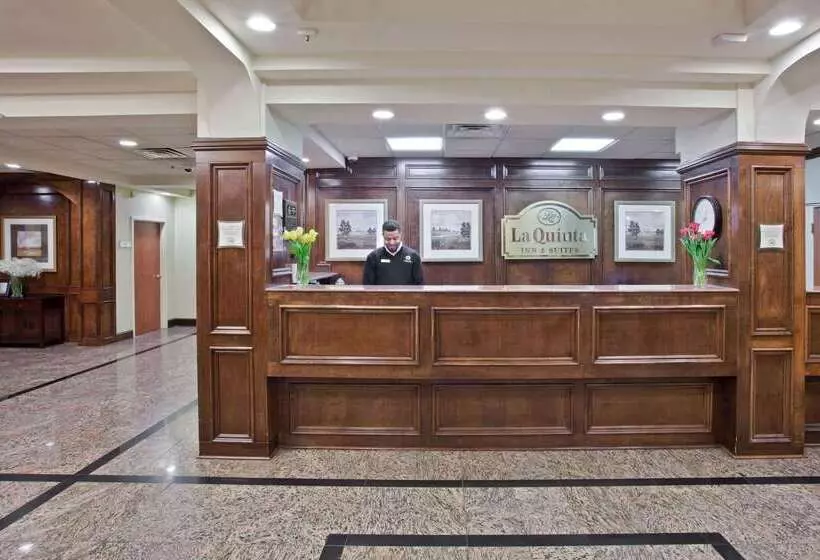 فندق La Quinta Inn & Suites By Wyndham Downtown Conference Center