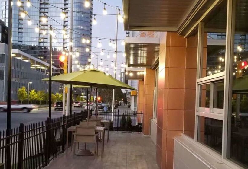 فندق La Quinta Inn & Suites By Wyndham Indianapolis Downtown