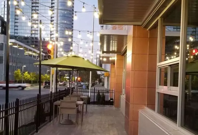 בית מלון כפרי La Quinta Inn & Suites By Wyndham Indianapolis Downtown