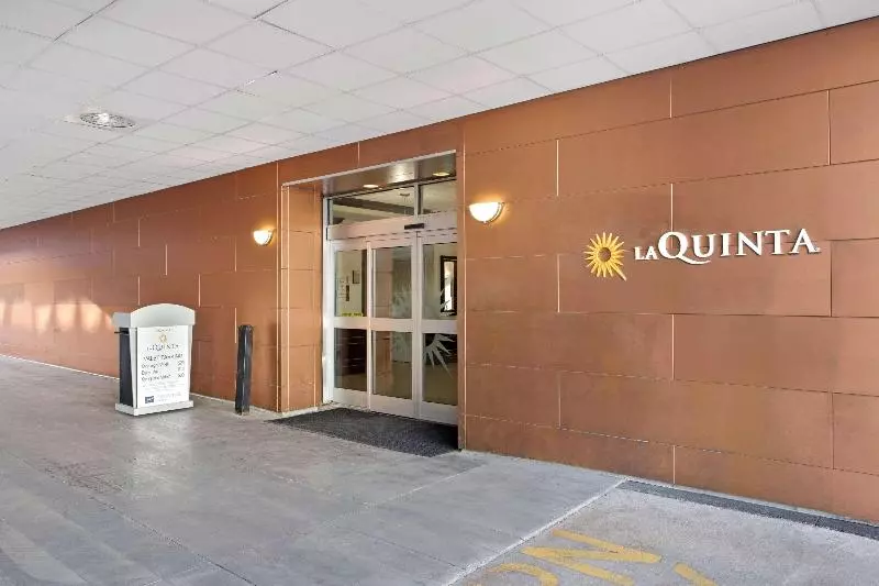 בית מלון כפרי La Quinta Inn & Suites By Wyndham Indianapolis Downtown