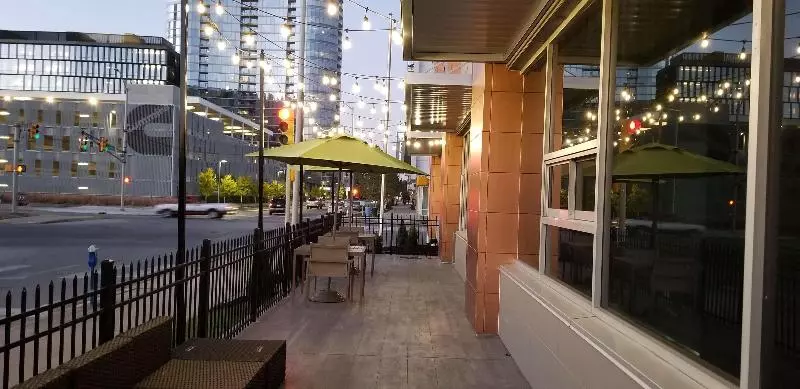 בית מלון כפרי La Quinta Inn & Suites By Wyndham Indianapolis Downtown