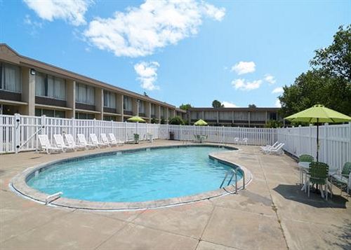 هتل Quality Inn & Conference Center