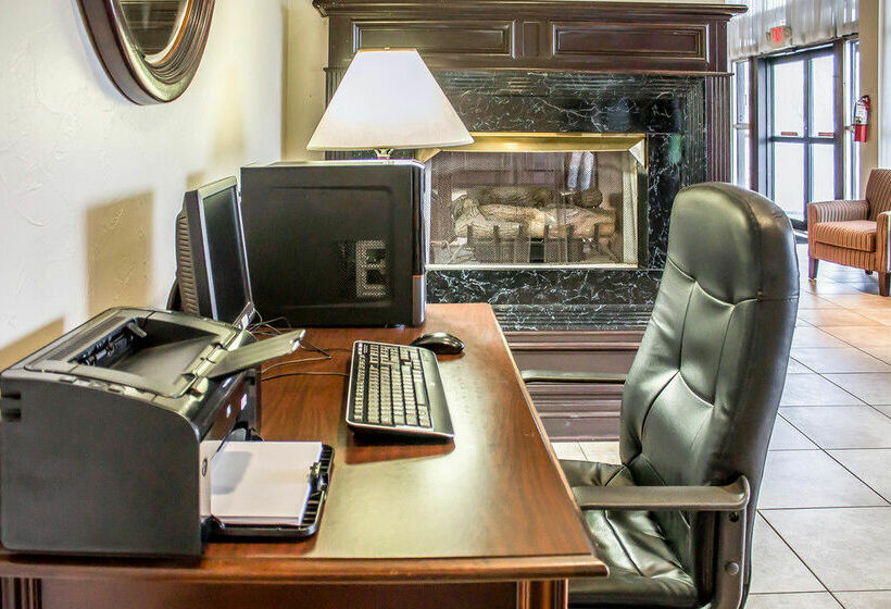 هتل Quality Inn & Conference Center