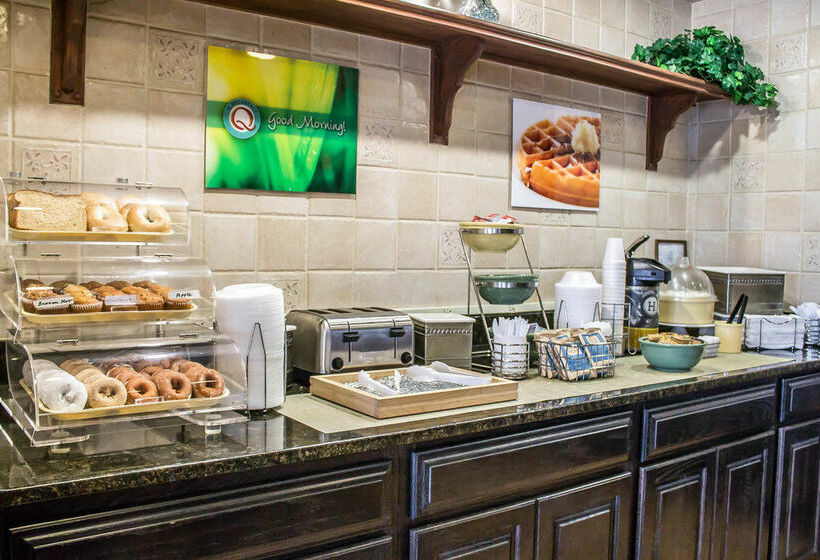 هتل Quality Inn & Conference Center