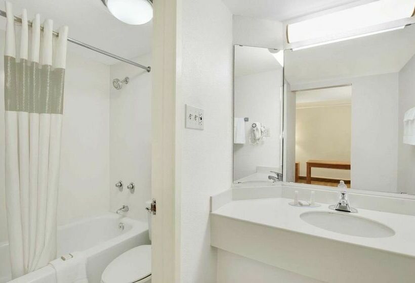 هتل Baymont By Wyndham Longview