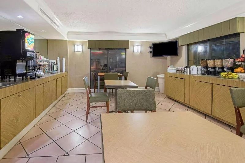 ホテル La Quinta Inn By Wyndham San Antonio I35 N At Rittiman Rd