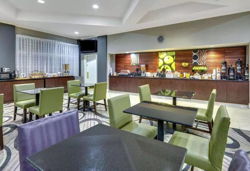 Отель La Quinta By Wyndham Dallas North Central