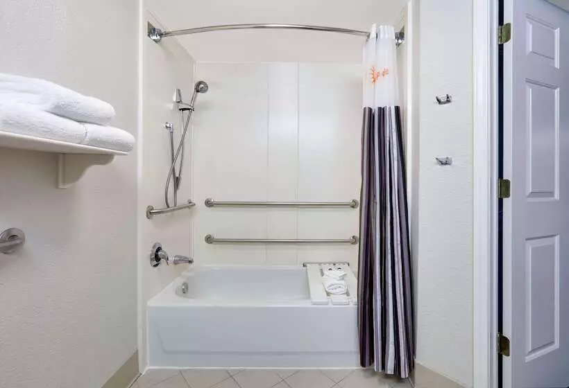 Отель La Quinta By Wyndham Dallas North Central