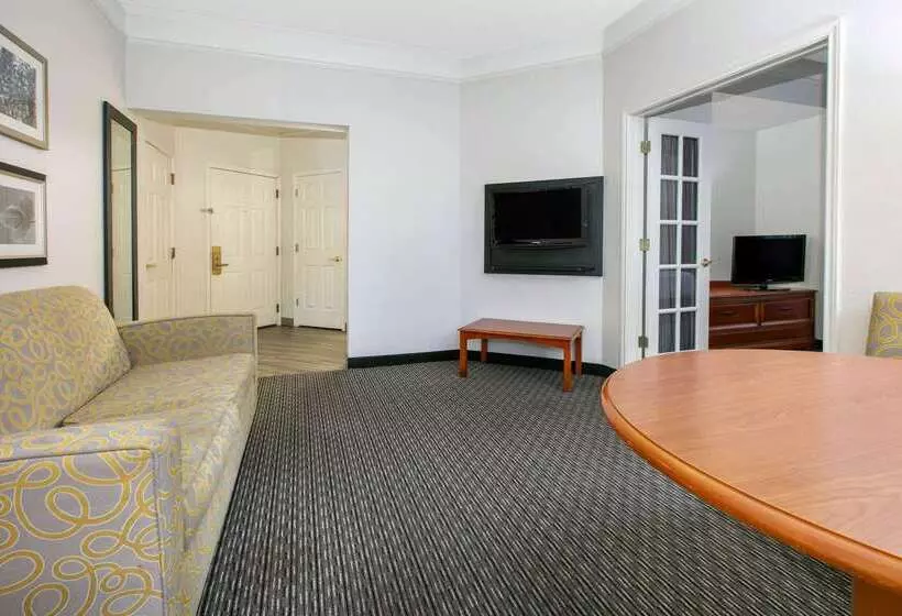 Отель La Quinta By Wyndham Dallas North Central