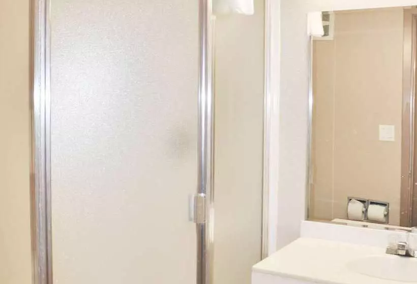 Otel Bison Inn & Suites On University