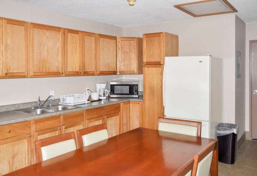 هتل Bison Inn & Suites On University