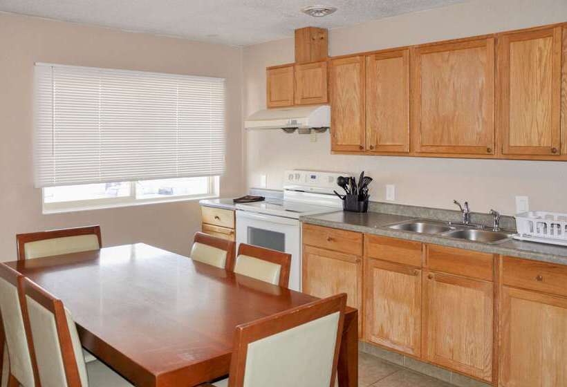 هتل Bison Inn & Suites On University