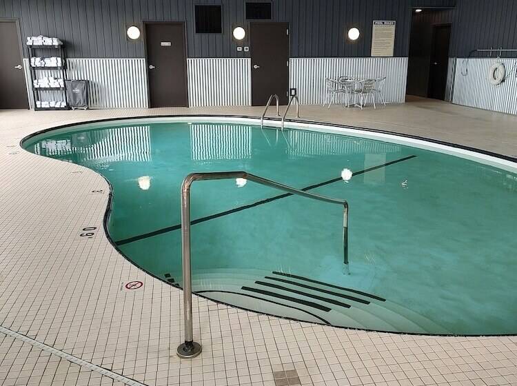 هتل Bison Inn & Suites On University